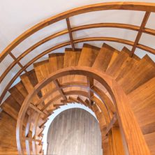 家装<span style='color: #ff0000'>楼梯</span>的形状和位置有哪些风水禁忌问题？