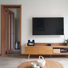 家居摆设电视机应该放<span style='color: #ff0000'>电视柜</span>上，还是挂在墙上？