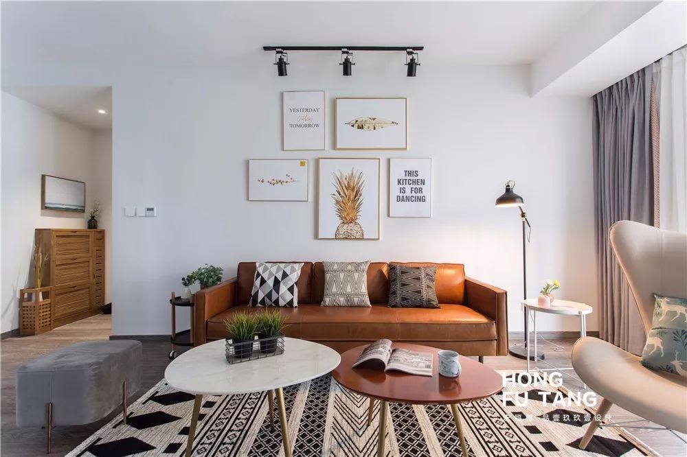 客厅沙发学会这几种摆放<span style='color: #ff0000'>组合</span>，让家里空间颜值飙升!