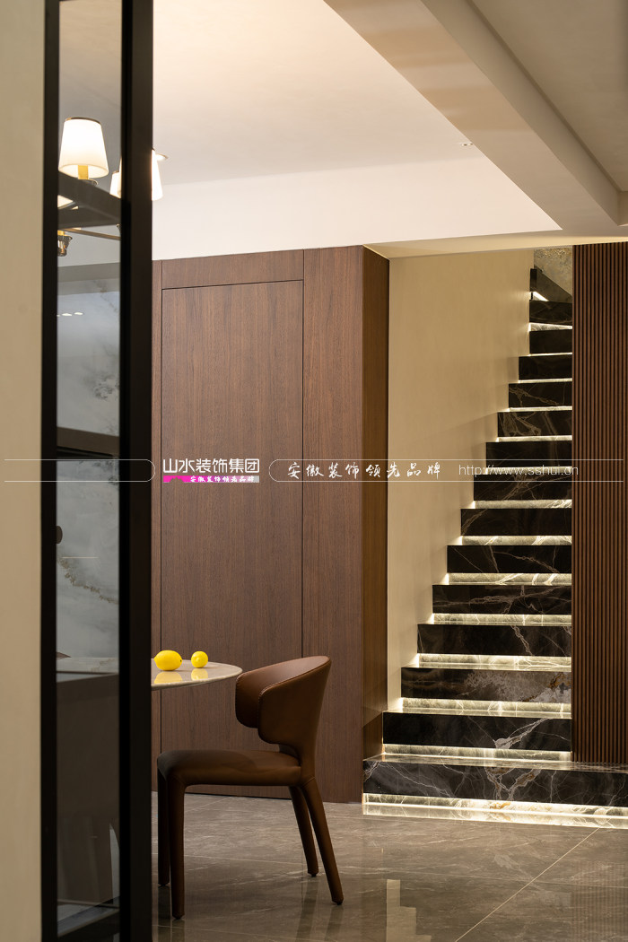 208㎡意式朋克风复式新居，暗黑美学与艺术空间碰撞出个性家