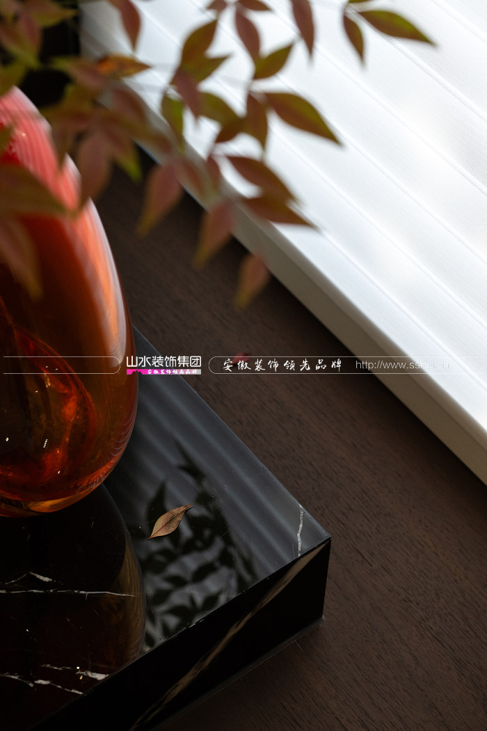 208㎡意式朋克风复式新居，暗黑美学与艺术空间碰撞出个性家