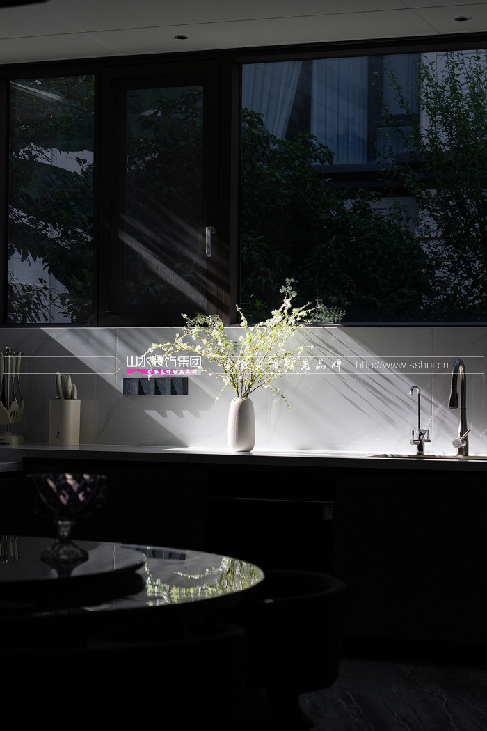 300㎡意式輕奢風別墅，將奢雅融入空間肌理，演繹毫米級的精致