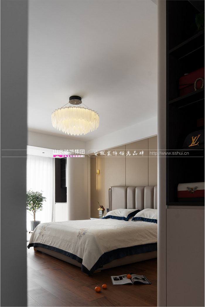 配套的衣帽間設置在主臥進來的位置,確保動線流暢的同時,又恰好保護了睡眠場域的私密性。黑色玻璃柜一門到頂,是功能與裝飾的完美融合。 配套的衣帽間設置在主臥進來的位置,確保動線流暢的同時,又恰好保護了睡眠場域的私密性。黑色玻璃柜一門到頂,是功能與裝飾的完美融合。