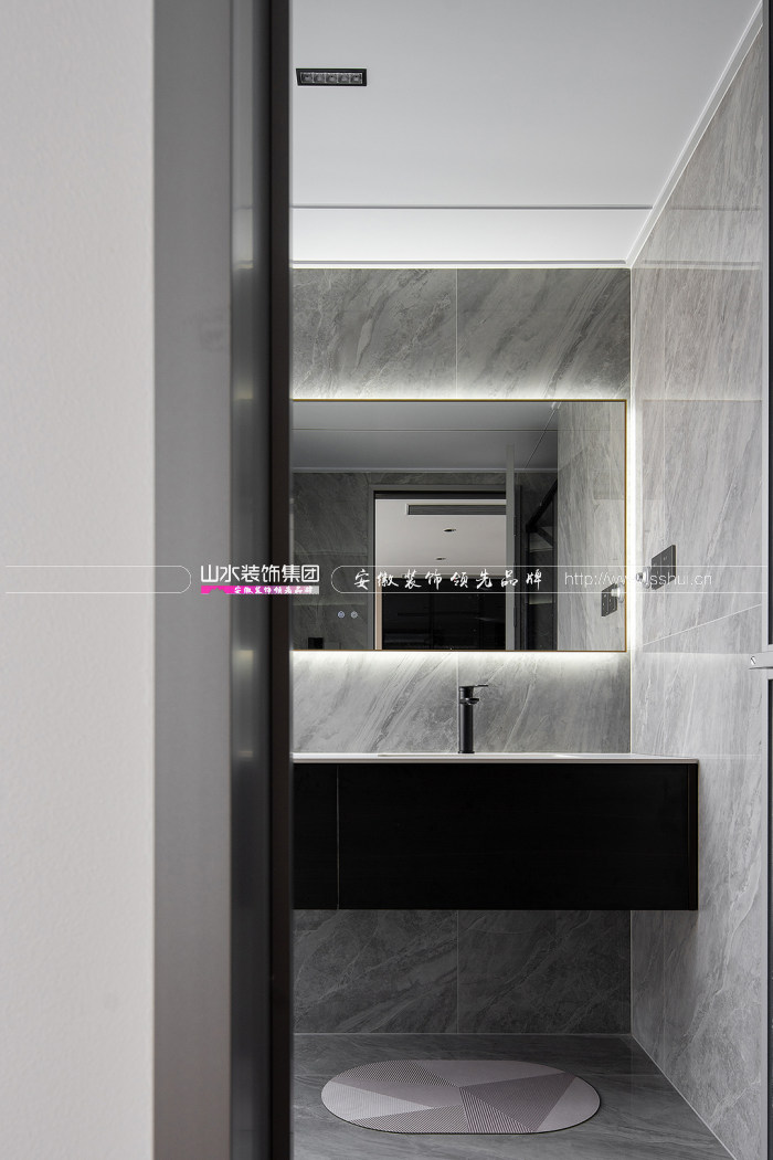 配套的衣帽間設置在主臥進來的位置,確保動線流暢的同時,又恰好保護了睡眠場域的私密性。黑色玻璃柜一門到頂,是功能與裝飾的完美融合。 配套的衣帽間設置在主臥進來的位置,確保動線流暢的同時,又恰好保護了睡眠場域的私密性。黑色玻璃柜一門到頂,是功能與裝飾的完美融合。