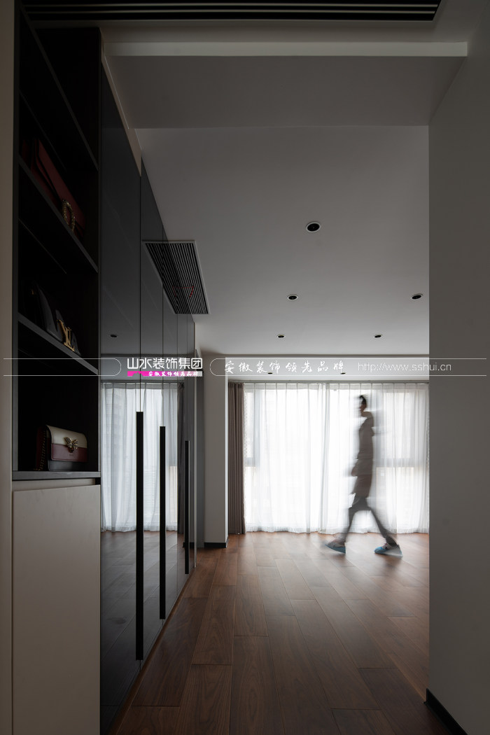 配套的衣帽間設置在主臥進來的位置,確保動線流暢的同時,又恰好保護了睡眠場域的私密性。黑色玻璃柜一門到頂,是功能與裝飾的完美融合。 配套的衣帽間設置在主臥進來的位置,確保動線流暢的同時,又恰好保護了睡眠場域的私密性。黑色玻璃柜一門到頂,是功能與裝飾的完美融合。