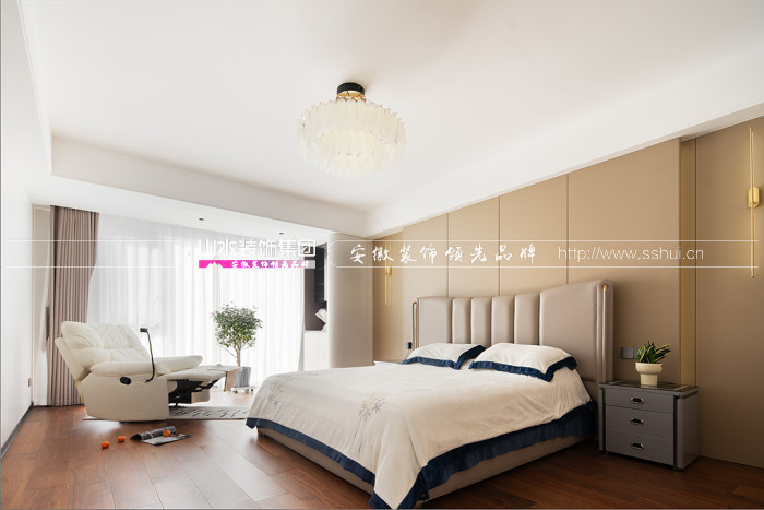 配套的衣帽間設置在主臥進來的位置,確保動線流暢的同時,又恰好保護了睡眠場域的私密性。黑色玻璃柜一門到頂,是功能與裝飾的完美融合。 配套的衣帽間設置在主臥進來的位置,確保動線流暢的同時,又恰好保護了睡眠場域的私密性。黑色玻璃柜一門到頂,是功能與裝飾的完美融合。