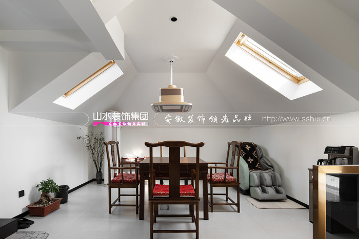 配套的衣帽間設置在主臥進來的位置,確保動線流暢的同時,又恰好保護了睡眠場域的私密性。黑色玻璃柜一門到頂,是功能與裝飾的完美融合。 配套的衣帽間設置在主臥進來的位置,確保動線流暢的同時,又恰好保護了睡眠場域的私密性。黑色玻璃柜一門到頂,是功能與裝飾的完美融合。