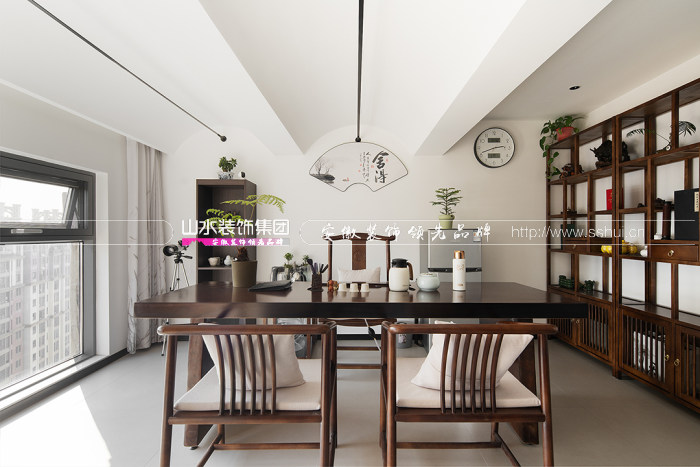 配套的衣帽間設置在主臥進來的位置,確保動線流暢的同時,又恰好保護了睡眠場域的私密性。黑色玻璃柜一門到頂,是功能與裝飾的完美融合。 配套的衣帽間設置在主臥進來的位置,確保動線流暢的同時,又恰好保護了睡眠場域的私密性。黑色玻璃柜一門到頂,是功能與裝飾的完美融合。