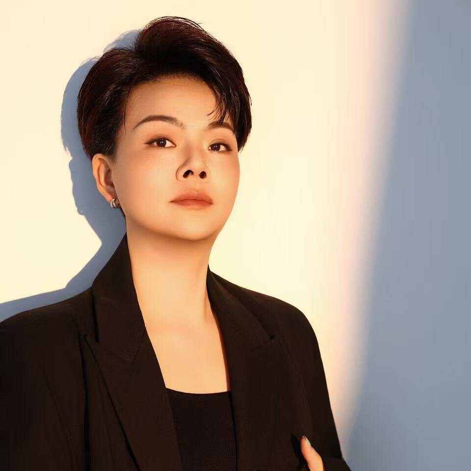 彭飞月  高端设计师